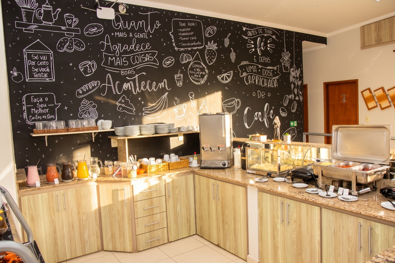 Estação de café da manhã com pães e bebidas