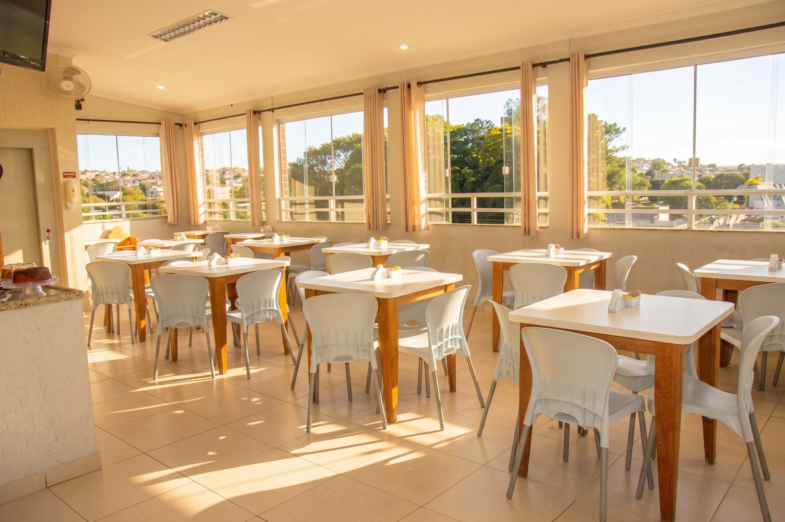 Salão iluminado onde é servido o café da manhã