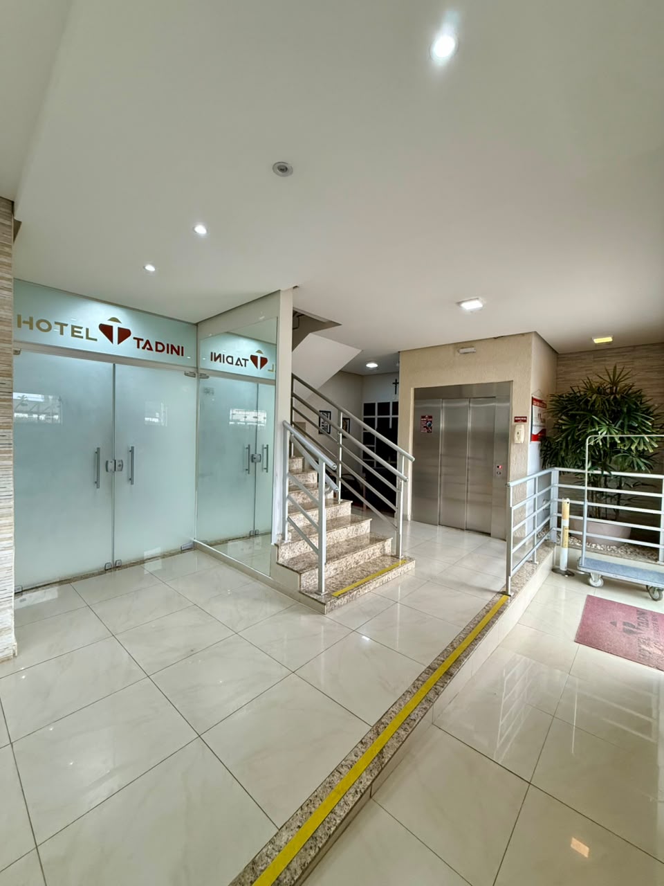 Entrada da recepção do Hotel Tadini